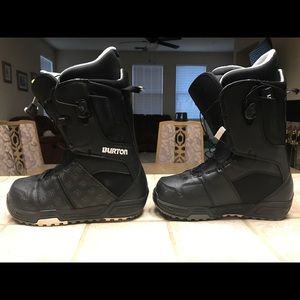 Burton speed lace snowboard boots. Boys size 7.